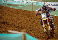 开云体育视频直播-“腰旗式美式橄榄球：竞技新趋势在成都七中东部赛场燃爆”