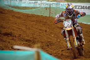 开云体育视频直播-“腰旗式美式橄榄球：竞技新趋势在成都七中东部赛场燃爆”